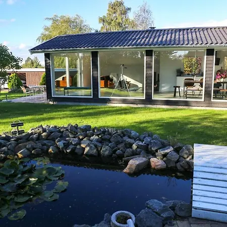 Vakantiehuis Bright Summer House Close To The And Water *