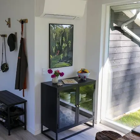 Vakantiehuis Bright Summer House Close To The And Water