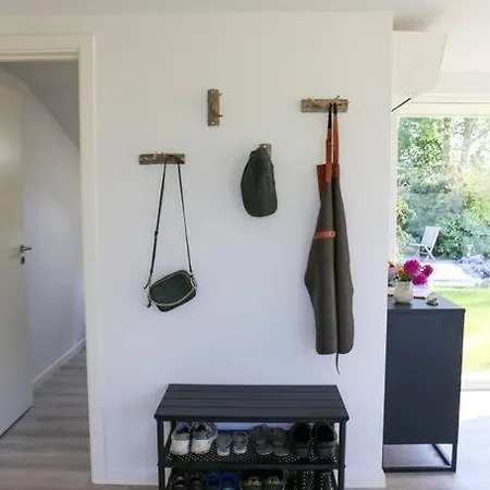 Dom wakacyjny Bright Summer House Close To The And Water