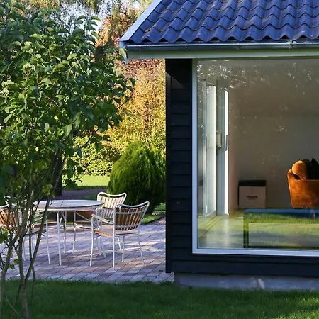 Nyaraló Bright Summer House Close To The And Water